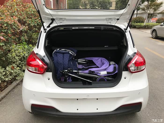 310后备箱空间还算可以,女儿的推车尚能放得下,这已足够.