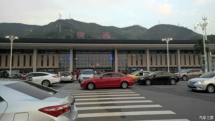 这清远高铁站,朋友约最早去清远,销售还开车来接我们,在这谢谢帅哥