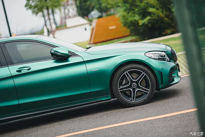 奔驰c200电光金属墨绿外景实拍