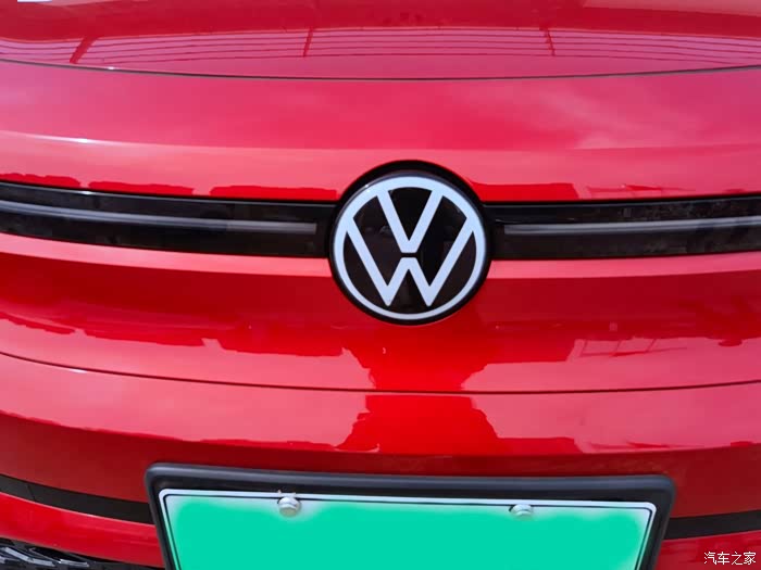 全新的大众车标,贯穿式可点亮中网,车标可以点亮.