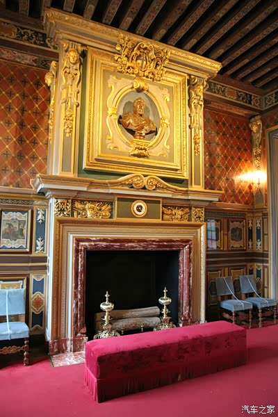 金碧辉煌的壁炉