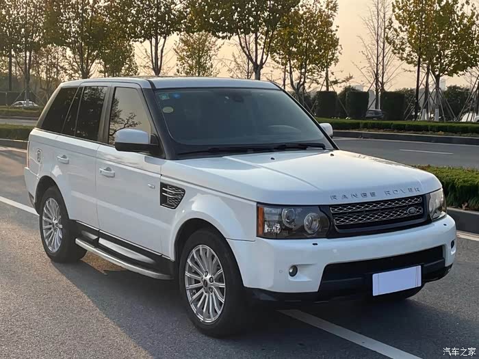 这款白色的路虎揽胜有一种高大上的感觉黑色的内饰真是舒服