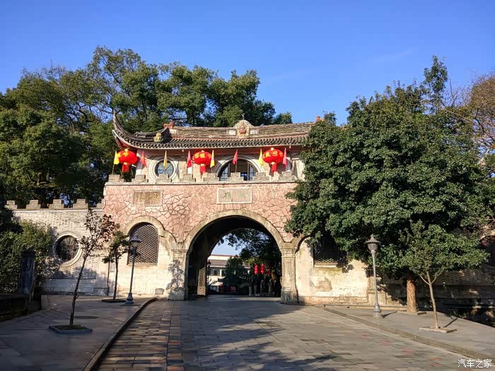 武岭门是入景区必经之地,原来是个小庵堂,蒋母常来念经,后改建.