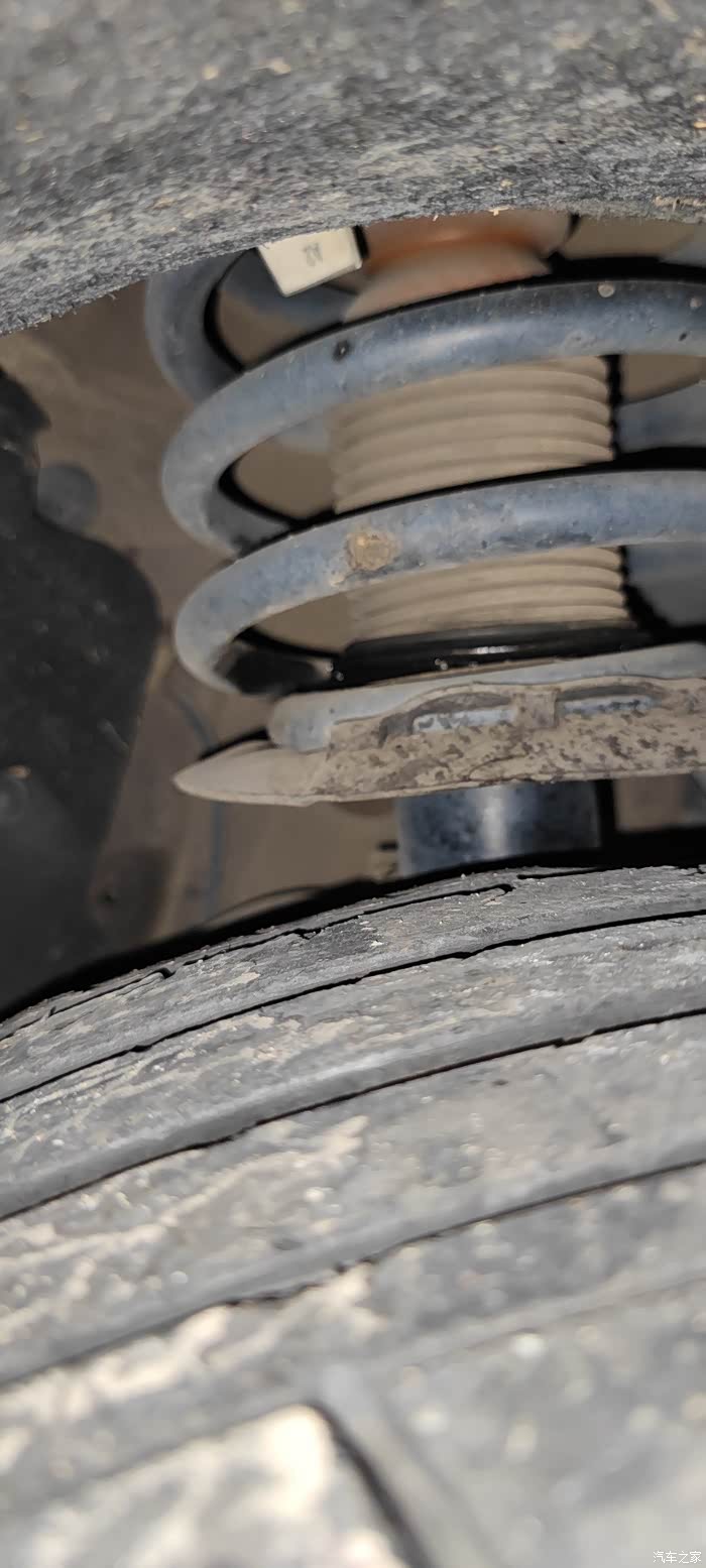 宝马x3右前减震器漏油