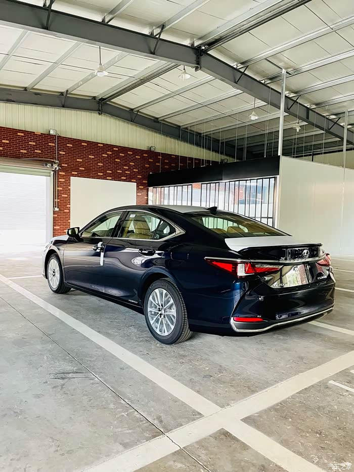 雷克萨斯es300h宝石蓝秋山栗