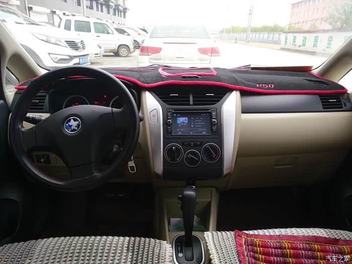 仪表台简单大方,铺上仪表遮阳垫,感觉棒棒哒!