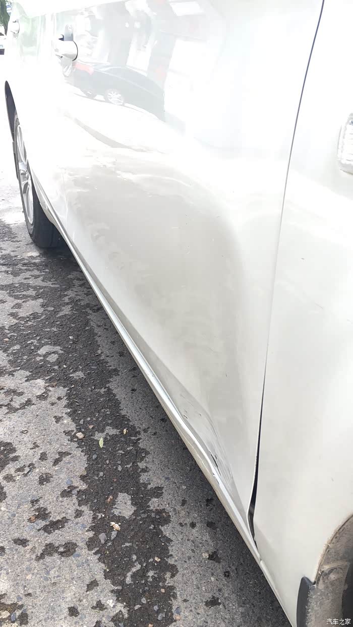 车子剐蹭有凹痕自己修合适还是走保险呢