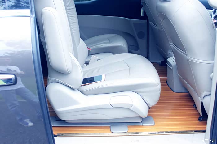 这是座椅调到嘴前面的状态了, gl8别跟我来谈空间,我会谈到你脸红