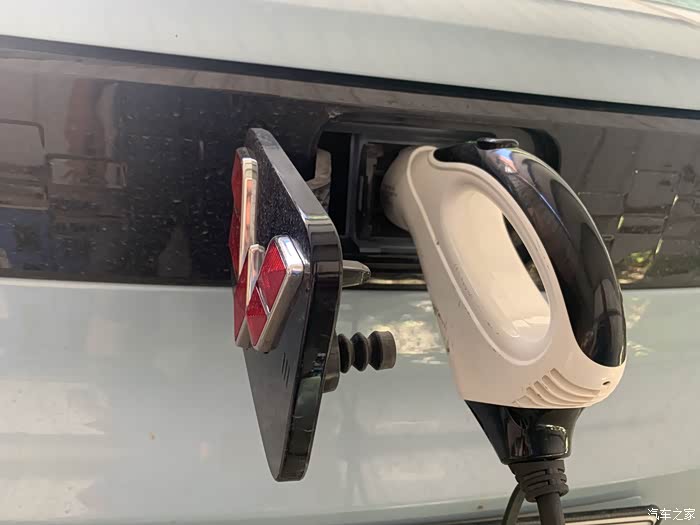 五菱宏光miniev充电枪和充电说明附拨与未拨的情况分析