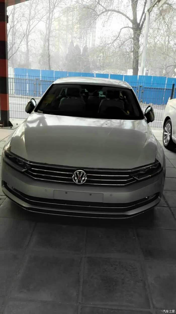 这辆就是旗舰现车,凯撒金.由于是在桥下面光线比较暗,看着像银灰色.