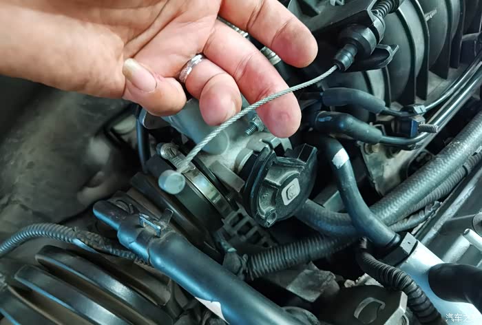 老凯越为机械式节气门,节气门位置传感器位于节气门背面,更换时需要