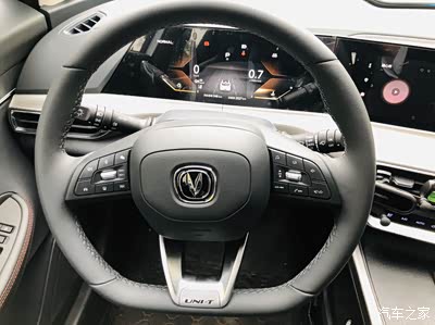 方向盘的皮质触感很好