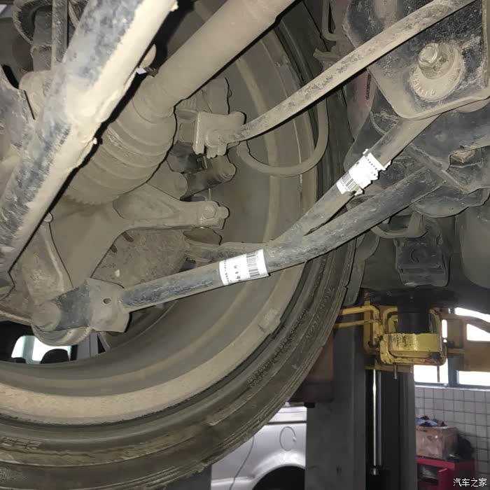 一根前束控制杆,一根从动连杆!