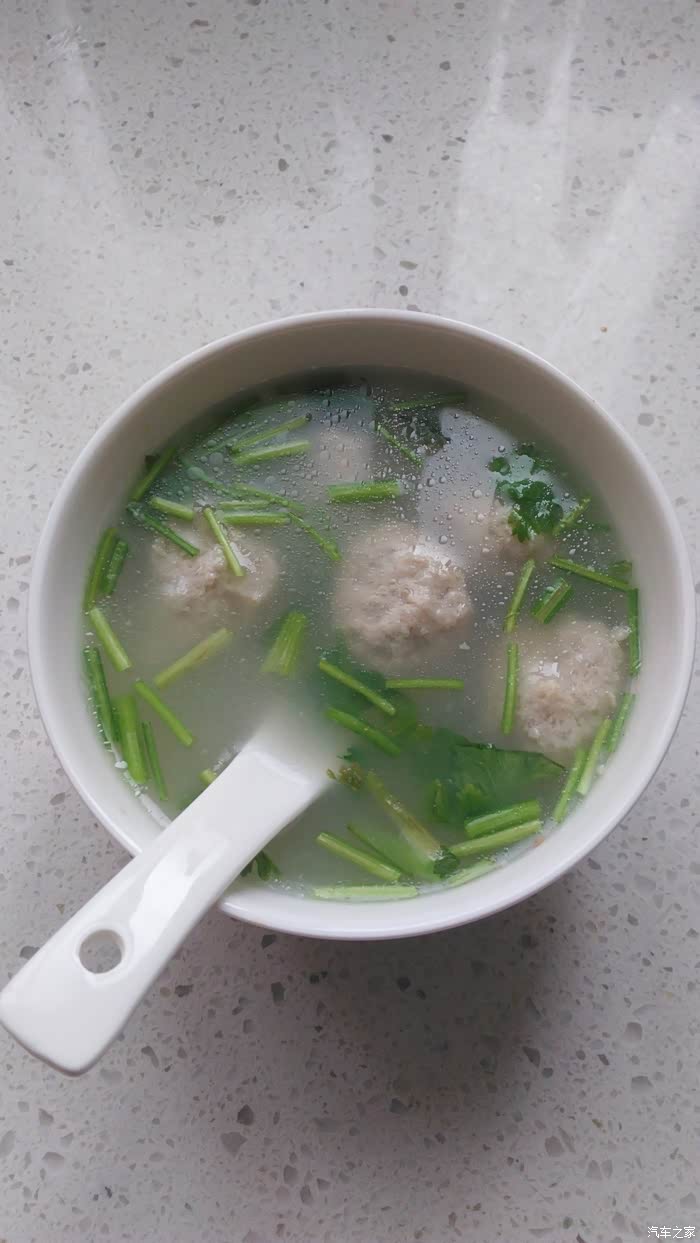 今天做肉丸汤放入香菜加许香油就可以出锅