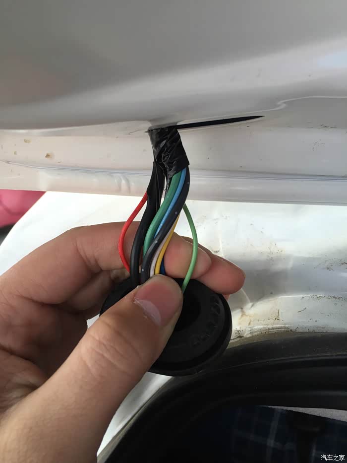 原车刹车信号线在这!给你们参考一下.
