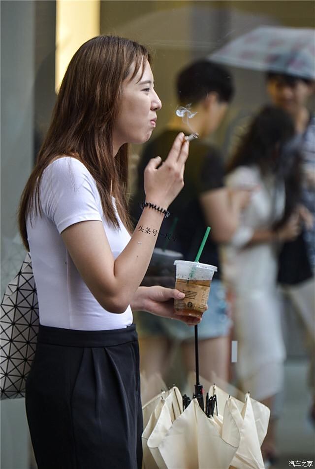 街拍女孩 抽烟图片