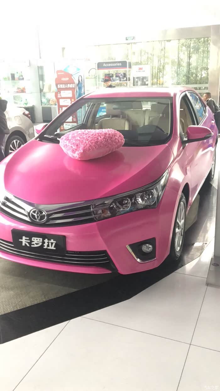 今天在4s店看到一辆粉色卡罗拉