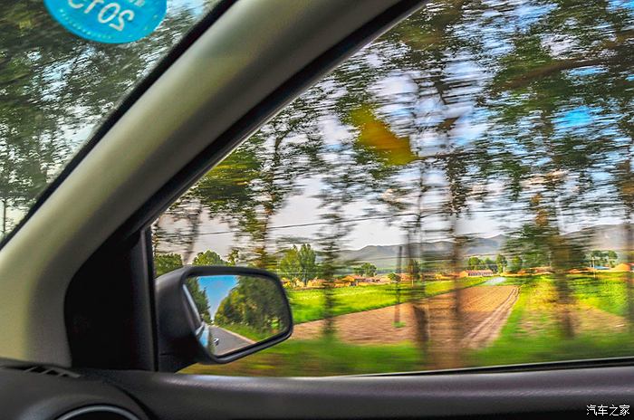 车窗外风景开车时图片