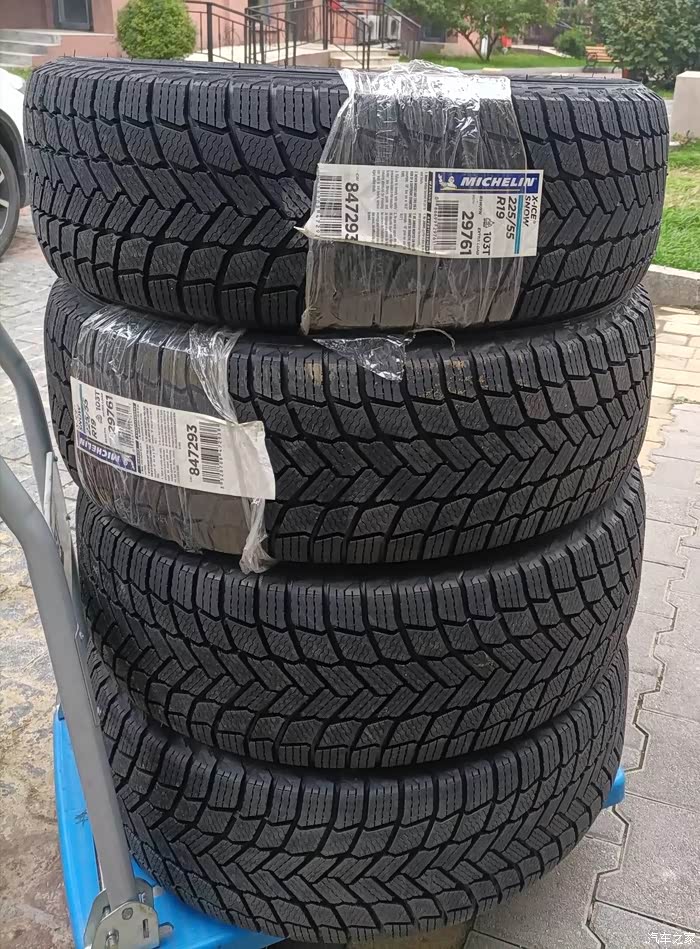 请大家看看米其林雪地胎真假