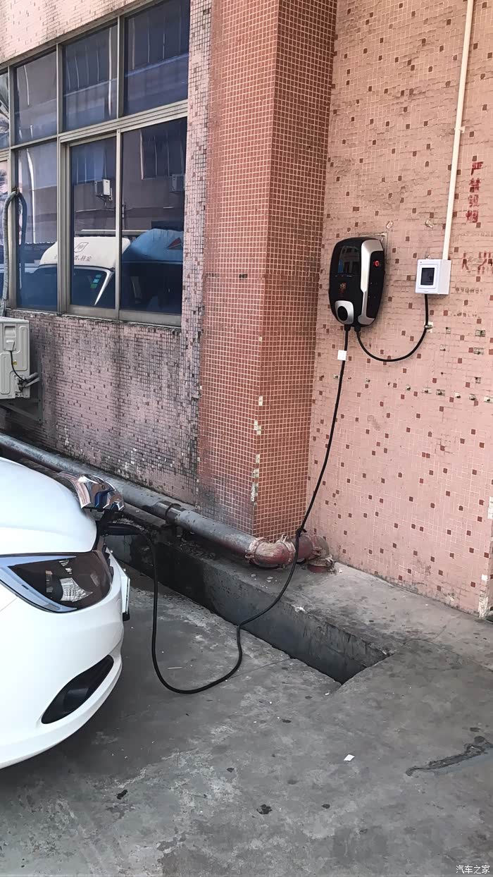 公司的e5回来了,用我的充电桩先给他充,是我劝老板把旧车卖了换e5的