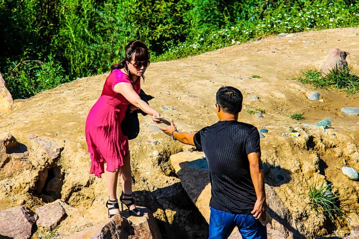 亭子下面,一对小夫妻在相互扶持,共渡一生