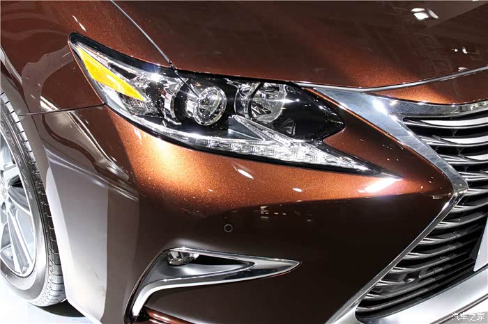 车展第一天看雷克萨斯es300h,琥珀色确实好看