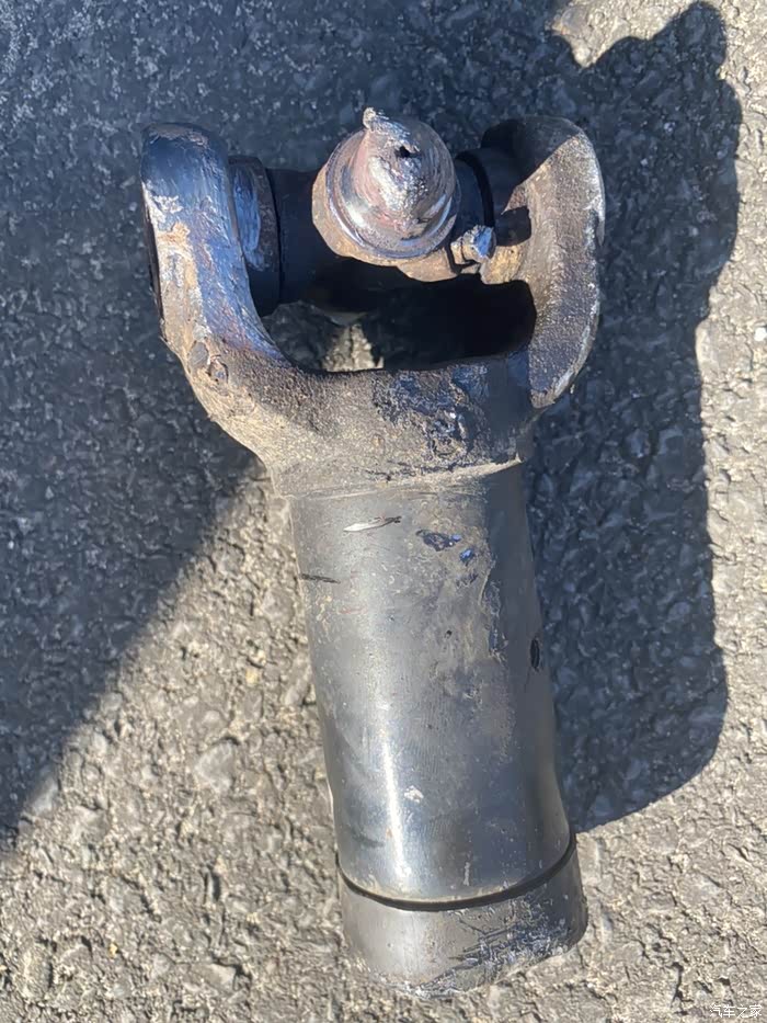 国庆出行高速行驶时传动轴断了掉高速上