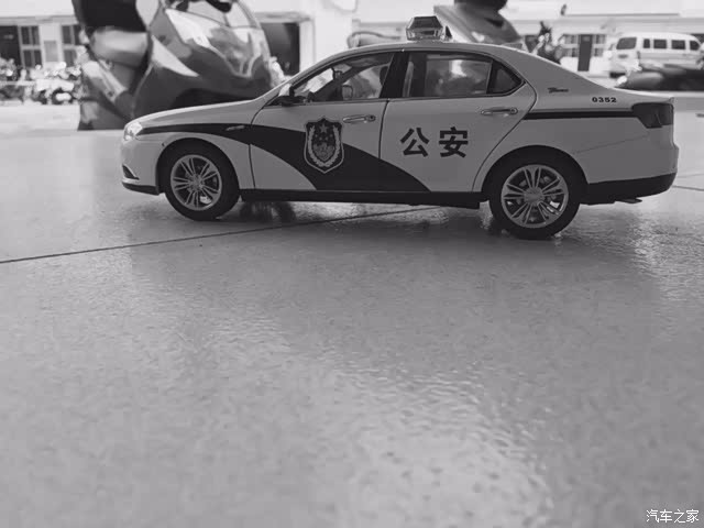 黑白色的警车模型