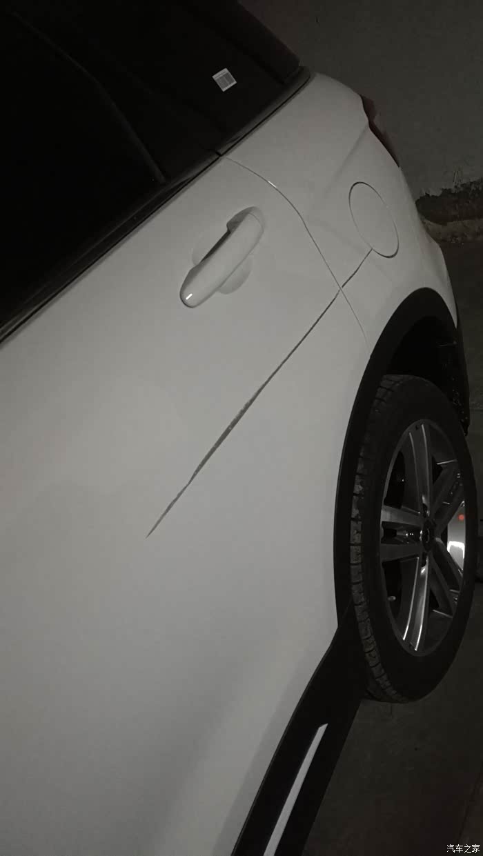 红标新车被骑电单车的刮了人跑了