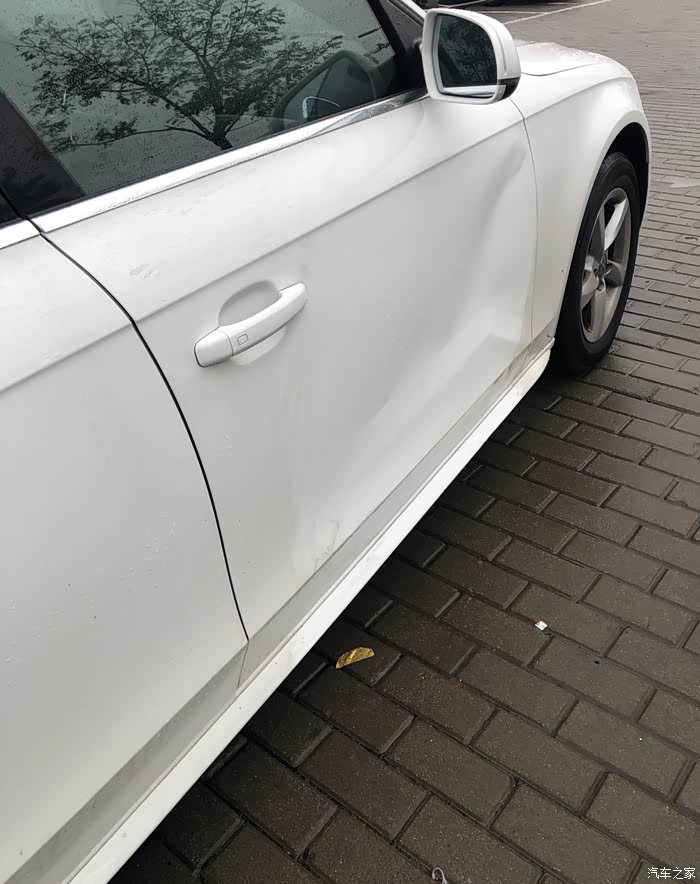 被人倒车撞右前门了门凹进去了