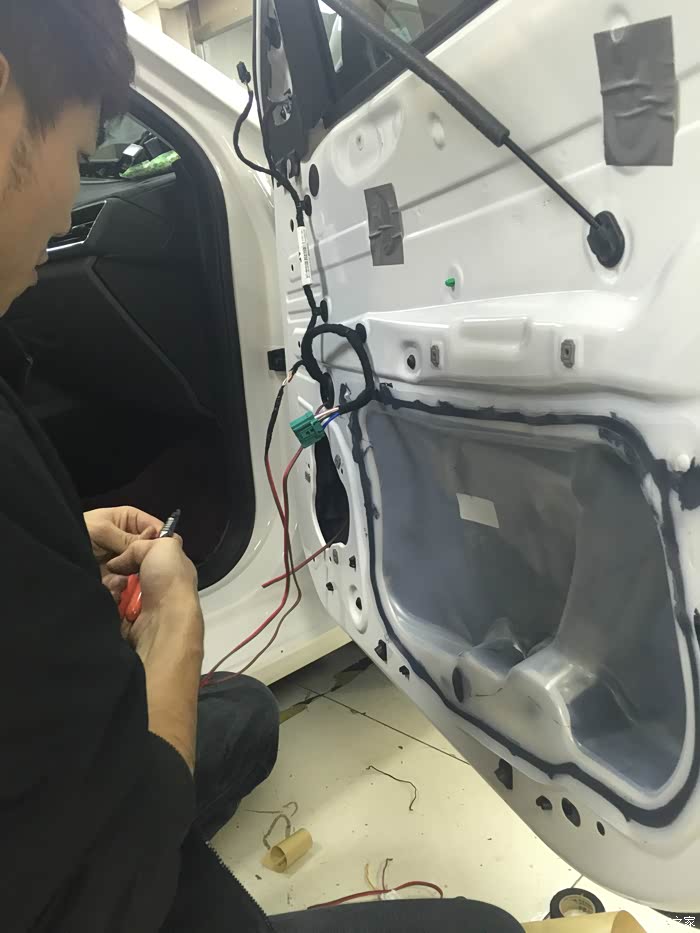 新福睿斯加装美国crossfire交叉火力dsp功放和四门豪华隔音