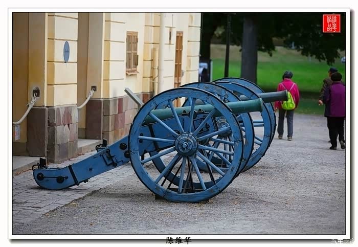 皇家卫队士兵营房前驻立的古代大炮