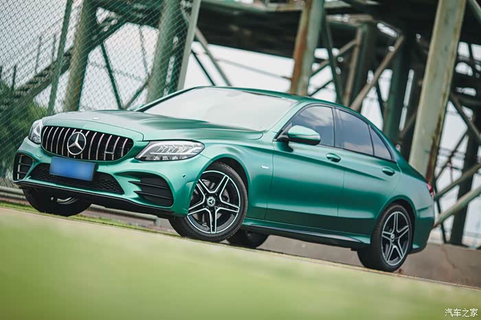 奔驰c200电光金属墨绿外景实拍