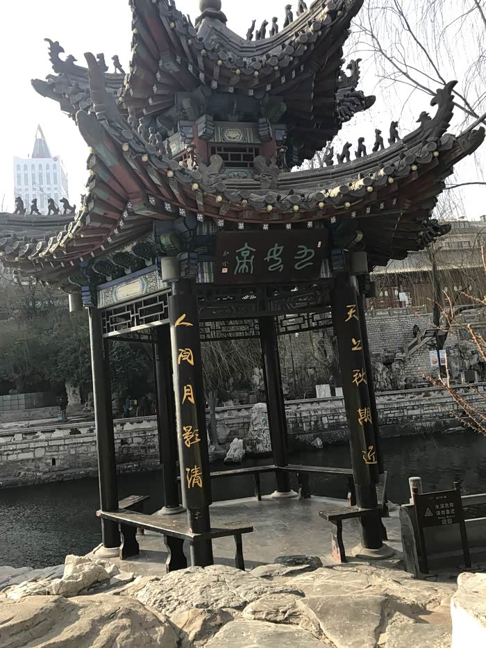 来到护城河,一进来就看到观水亭.