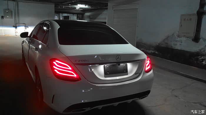 形如翅膀的尾灯