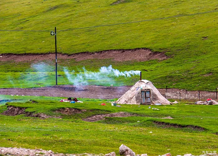 蒙古包上袅袅的炊烟彰示着这人家生着火炉,也说明此时的气温真的很低