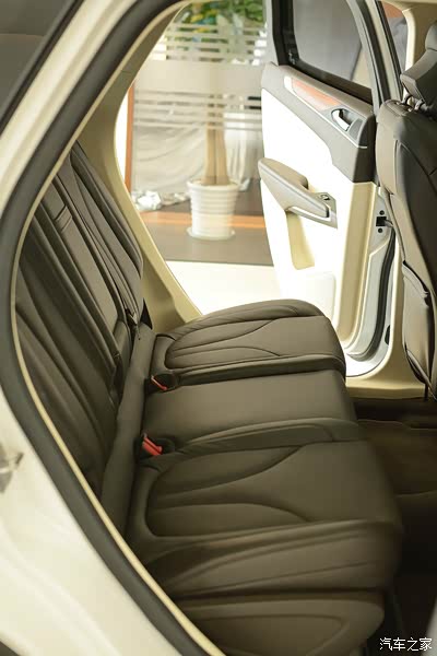 林肯mkc后排座椅也是相当的舒适.
