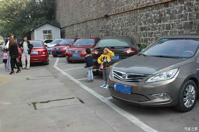 到达后的车友都在等待群主指挥停车,有辆其它车占了位置