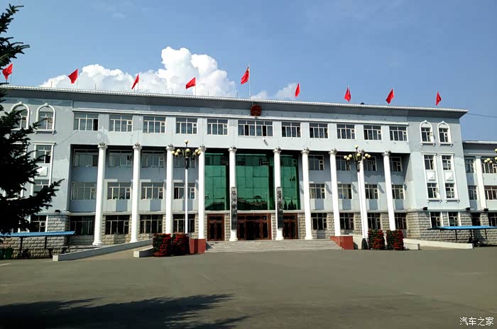 p4  塔河到了——这是县政府大楼.不是很豪华,端重,朴实