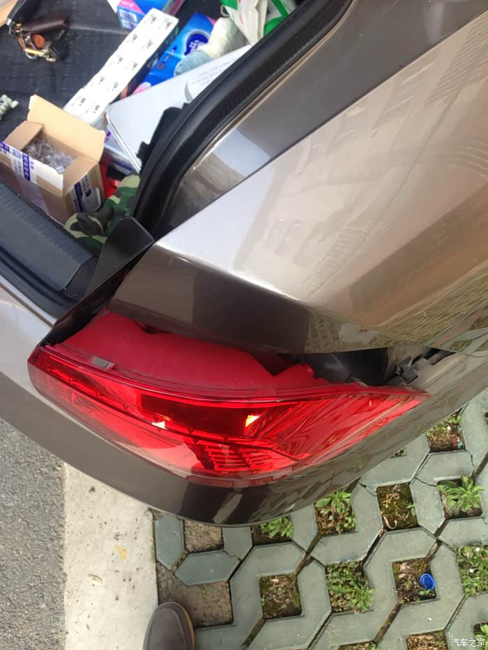 【图】自己动手更换倒车灯!_迈腾论坛_汽车之家论坛