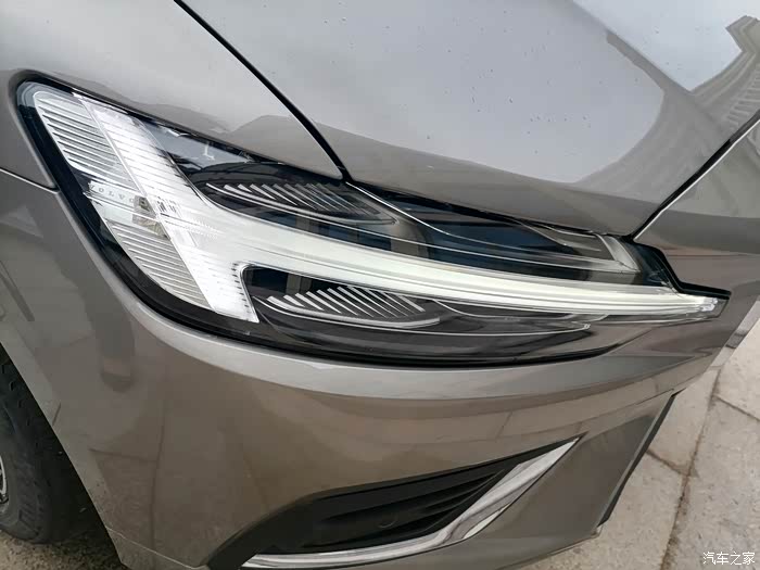 车大灯很漂亮,大灯造型也很独特,不同于其他车灯,远远看上去很酷,是