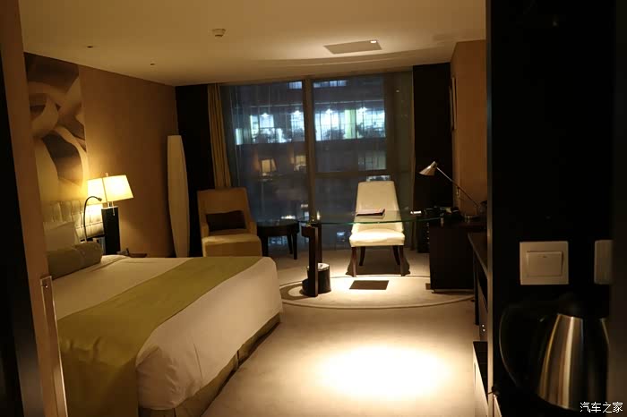 代开酒店房门的第一视角,干净整洁环境舒适的酒店,配置相当高.