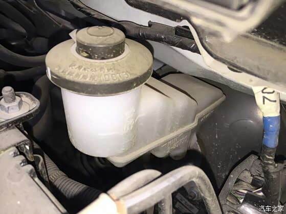 致炫制动液好像空的?