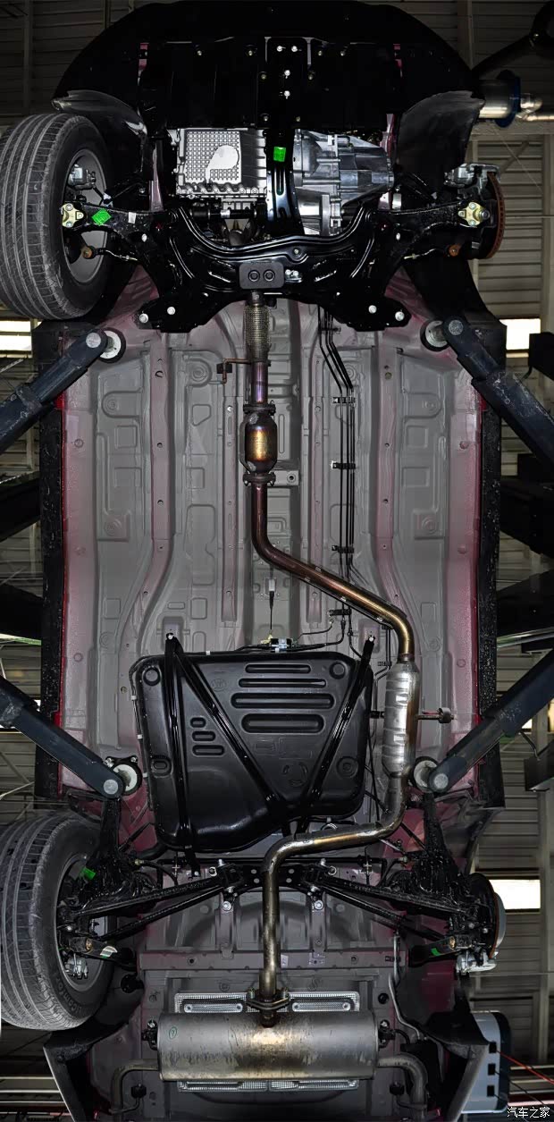 不是说出厂自带底盘装甲么?