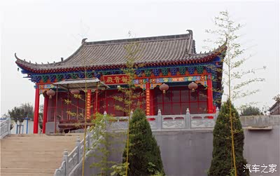 我们首先游览的是龙兴寺遗址和真武庙,五龙观区,接着游览了罗敷潭