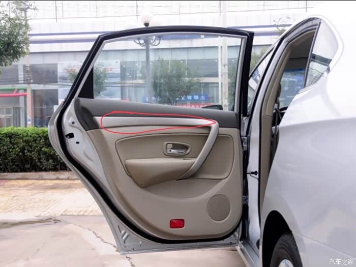 车后门这个怎么拆了板饰条