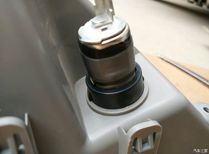 无聊自己动手修复点烟器卡簧松动