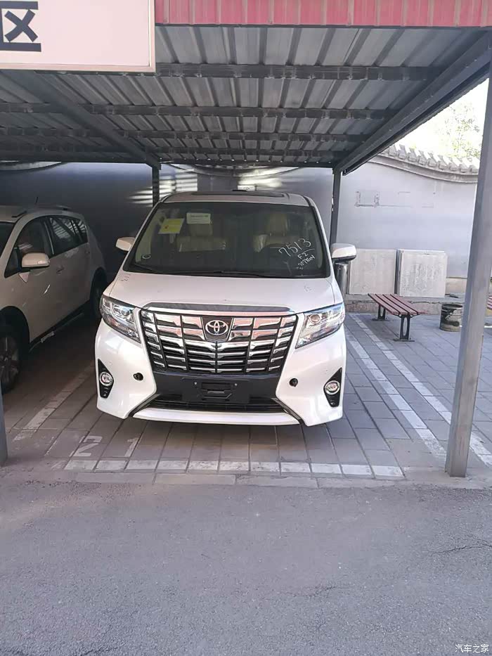 车提了,大家觉得日本原厂鬼脸标好看,还是丰田牛头标好看?