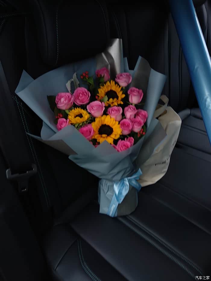 销售小姐姐准备搞个交车仪式,被我谢绝,这束花就给我了.