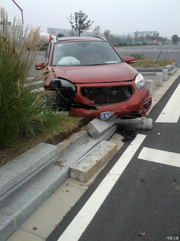 今天中午发生的车祸照片(非骐达)